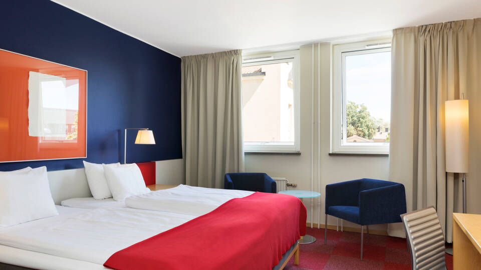 Hotellets moderne værelser er udstyret med komfortable senge, som sørger for I får en god nattesøvn.