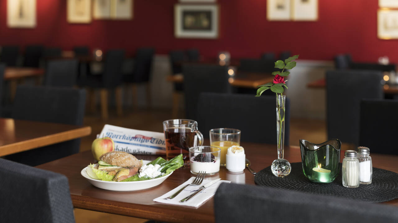 Få en perfekt start på dagen med hotellets deilige frokostbuffé.