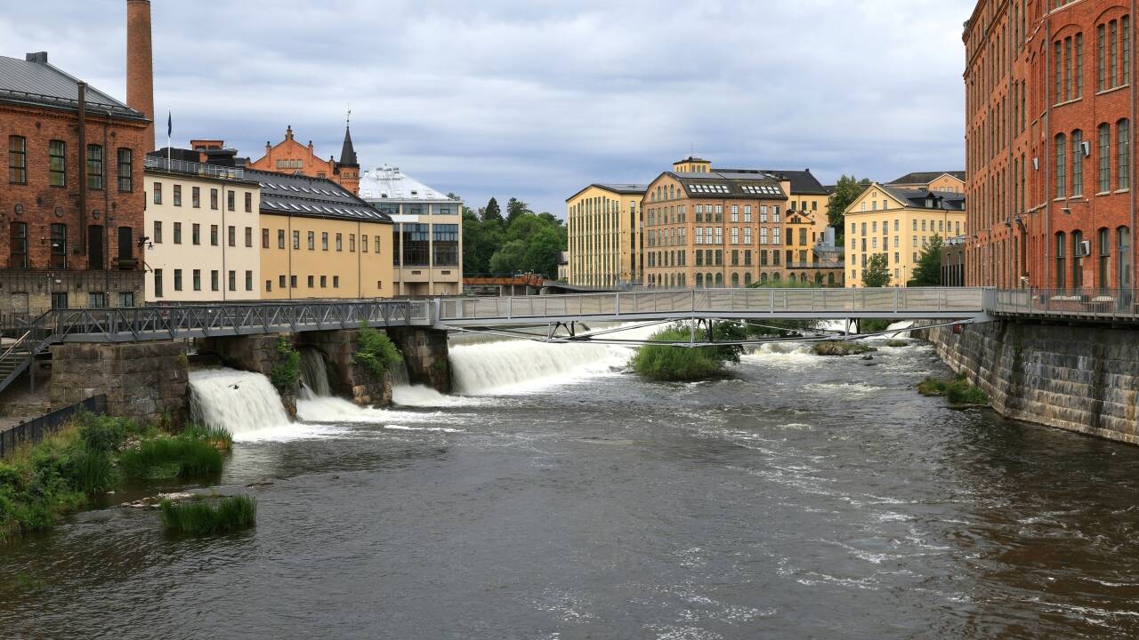 Norrköpings industrielle arv er virkelig unik. De gamle fabrikkbygningene langs Motalaelven er vakkert restaurert, og rommer nå museer, gallerier og koselige kafeer.
