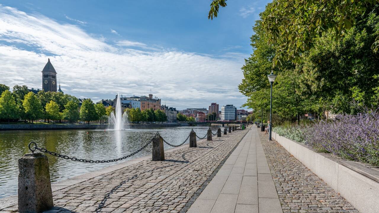 Byen er kompakt og lett å utforske til fots, med vakre elvepromenader, hyggelige restauranter og mange grønne områder – perfekt for en avslappende helg.