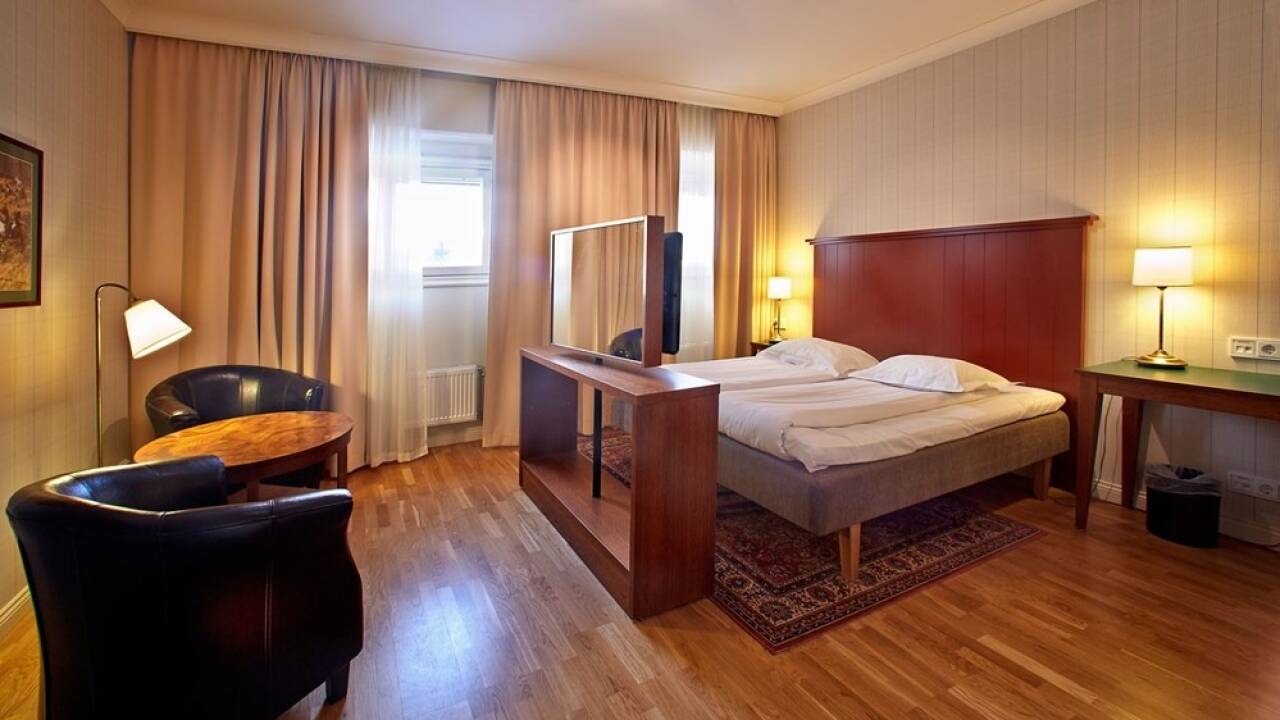 Hotellets værelser er indrettet med flotte trægulve, og tilbyder hyggelige og komfortable rammer under opholdet.