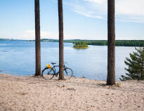 Det skønne landskab omkring Luleå byder på gode muligheder for cykelture og badning.