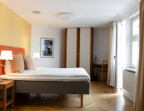 Nyd et godt og centralt udgangspunkt, og sov godt i komfortable Dux-senge, med et ophold på Hotel Bishops Arms Lund.