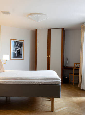 Njut av en bekväm utgångspunkt och sov ut i sköna Dux-sängar under er semester på Hotel Bishops Arms Lund.