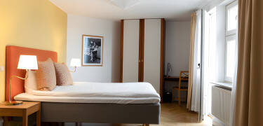 Genießen Sie den guten, zentralen Ausgangspunkt und guten Schlaf in komfortablen Dux-Betten während eines Aufenthaltes im Hotel Bishops Arms Lund.