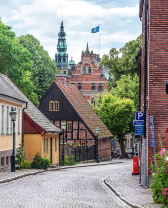 Her bor du på et lite koselig hotell, på en av de beste stedene i byen, midt i hjertet av universitetsbyen, Lund.