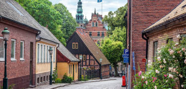 Sie wohnen in einem kleinen gemütlichen Hotel in einer der besten Lagen der Stadt, mitten im Herzen der Universitätsstadt Lund.