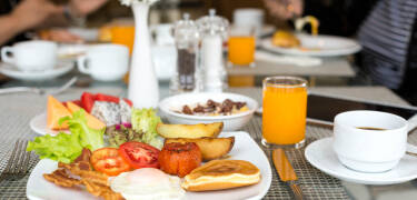 Das Frühstück besteht aus einer großen Auswahl an köstlichen Produkten, von denen viele aus biologischem Anbau stammen.
