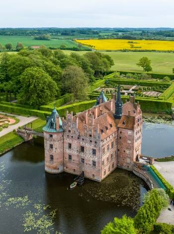 Ta en tur til Egeskov slott, et av de best bevarte renessansepalassene i Nord-Europa.