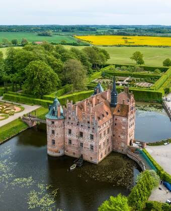 Machen Sie einen Ausflug zum Schloss Egeskov, einem der am besten erhaltenen Renaissanceschlösser Nordeuropas.