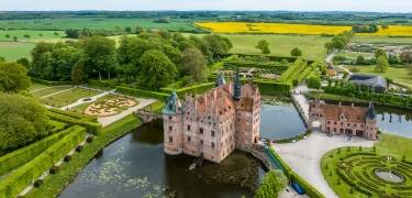 Machen Sie einen Ausflug zum Schloss Egeskov, einem der am besten erhaltenen Renaissanceschlösser Nordeuropas.