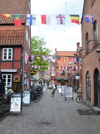 Das Stadtzentrum von Odense ist voll von pulsierenden Cafés und Leben. Tauchen Sie ein in das Stadtleben.