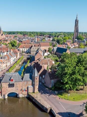 Upptäck charmen i Amersfoort som är en historisk stad i provinsen Utrecht, känd för sin historiska gamla stadskärna.