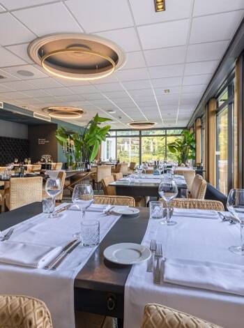 En vistelse på Amrâth Berghotel Amersfoort inkluderar middag på hotellets restaurang i brasseriestil.