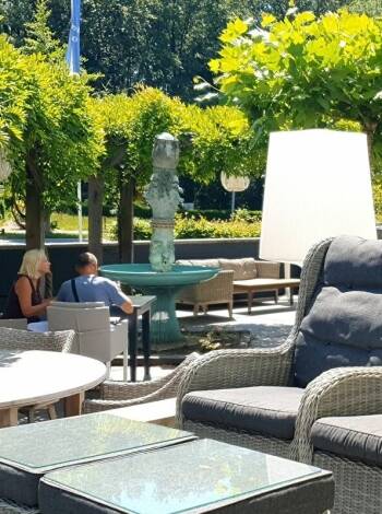 Gästerna kan njuta på hotellets härliga terrass och koppla av efter en dag med sightseeing.