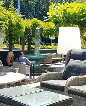 Auf der schönen Terrasse können die Gäste nach einem Tag voller Besichtigungen entspannen.