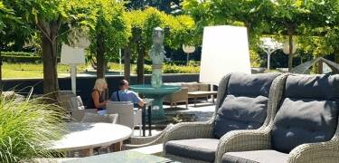 Auf der schönen Terrasse können die Gäste nach einem Tag voller Besichtigungen entspannen.