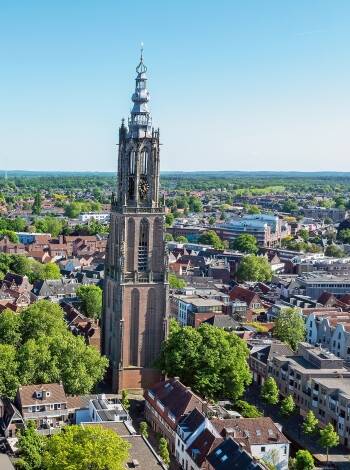 Missa inte chansen att klättra upp i Our Lady Tower och njuta av panoramautsikten över staden.