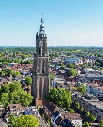 Verpassen Sie nicht die Gelegenheit, den Turm der Muttergottes zu besteigen und den Panoramablick über die Stadt zu genießen.