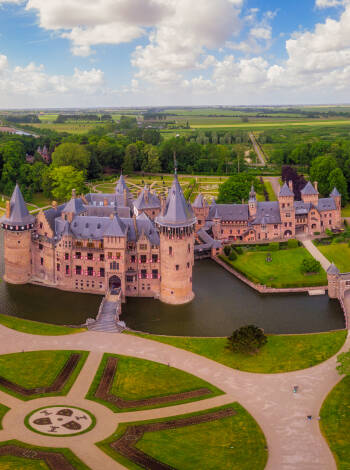 För en minnesvärd dagsutflykt ligger Kasteel de Haar, det största och ett av de vackraste slotten i Nederländerna, mindre än en timme bort.