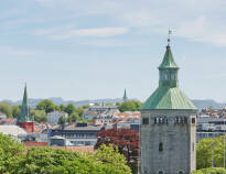Der Turm Valbergtårnet befindet sich in geringer Entfernung zum Hotel. Von ihm aus hat man eine herrliche Aussicht über den Hafen, die Stadt und den Fjord.