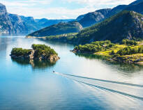 Tag på uforglemmelige bådture på de omgivende fjorde, og oplev f.eks. et lille fjordcruise på Lysefjorden.