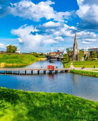The ramparts facing the castle have lovely green areas where summer concerts are also held.
