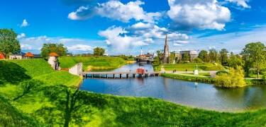 The ramparts facing the castle have lovely green areas where summer concerts are also held.