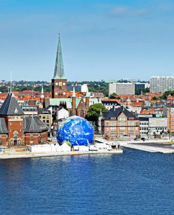Das Cabinn Aarhus hat eine zentrale Lage in Aarhus, direkt am Wasser, nahe der Kathedrale und des Latinerkvarters.