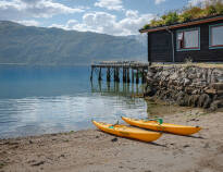 På hotellets privata strand kan ni hyra kajaker och SUP-brädor (stand up paddle).