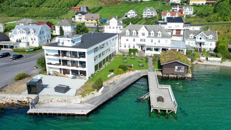 Leikanger Fjordhotel har en helt unik beliggenhed, direkte ved Norges største fjord, Sognefjorden.