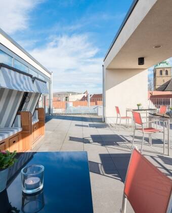 Die Dachterrasse des Hotels ist sehr schön. Entspannen Sie in den bequemen Liegestühlen.