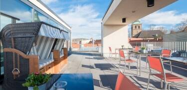 Die Dachterrasse des Hotels ist sehr schön. Entspannen Sie in den bequemen Liegestühlen.
