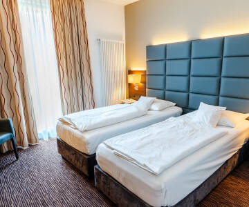 Værelserne er komfortabelt indrettet og har eget badeværelse.