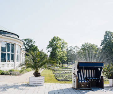 Den velstelte kurparken inviterer til en spasertur.