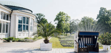 Den velplejede kurpark indbyder til en gåtur.