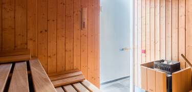 Nyt en tur til badstuen etter en lang dag i den vakre naturen.