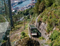 Bergen er omgitt av fjell, hvorfra det er mulig å se utover byen. Ta bl.a. Fløybanen til toppen og nyt utsikten.