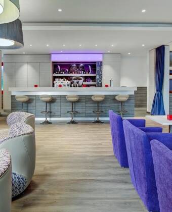 Rund dagen af med en drink i hotellets bar.