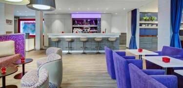 Rund dagen af med en drink i hotellets bar.