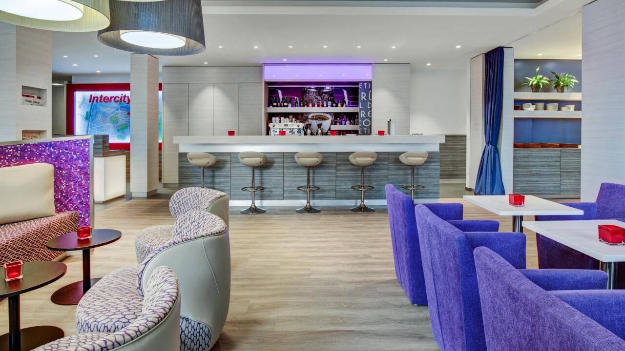 Lassen Sie den Tag bei einem Drink in der Hotelbar ausklingen.