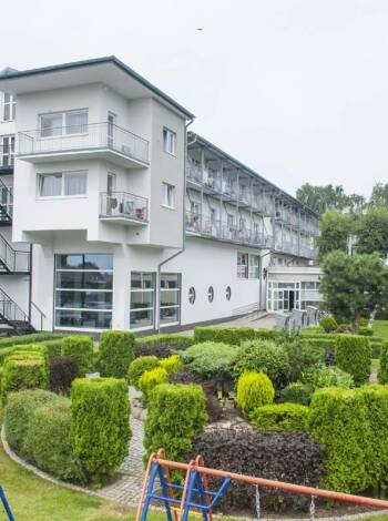 Koppla av i hotellets fridfulla trädgård, perfekt för att varva ner utomhus.