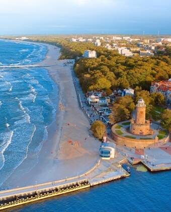 Kołobrzeg ist nur eine kurze Autofahrt entfernt und bietet historische Stätten und Attraktionen am Meer.