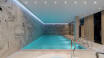 Slap af i det moderne wellness-område med indendørs pool, spabad, sauna og dampbad.