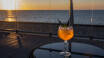 Lassen Sie den Tag bei einem leckeren Drink auf der Dachterrasse mit Blick auf die Ostsee ausklingen.