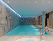 Relax in the modern wellness area with indoor pool, hot tub, sauna and steam room.