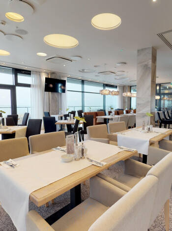 Paketet inkluderar en daglig meny med läckra rätter i restaurangen, som har utsikt över havet.