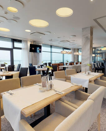 Paketet inkluderar en daglig meny med läckra rätter i restaurangen, som har utsikt över havet.