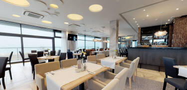 Paketet inkluderar en daglig meny med läckra rätter i restaurangen, som har utsikt över havet.
