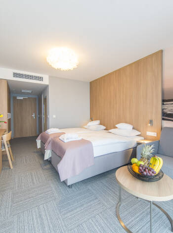 Hotellet har komfortable og moderne indrettede dobbeltværelser, nogle med direkte havudsigt.